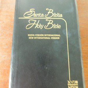 SANTA BIBLIA HOLY BIBLE  NIV WRITTEN IN SPANISH AND ENGLISH